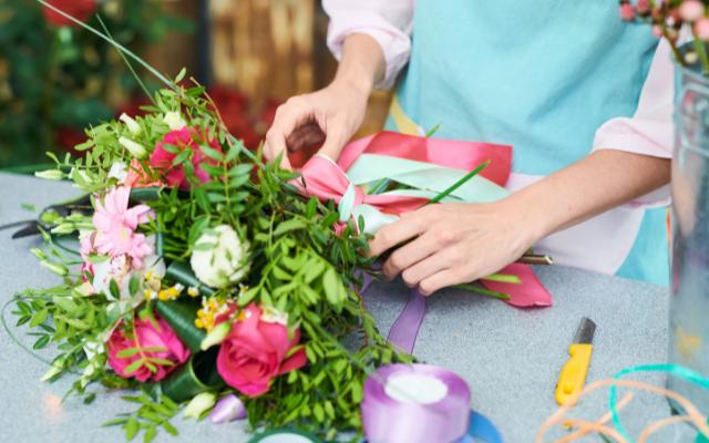 florist creating a simple wedding bouquet