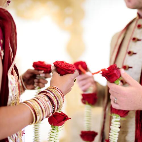 couple exchanging floral garlands indian wedding traditions